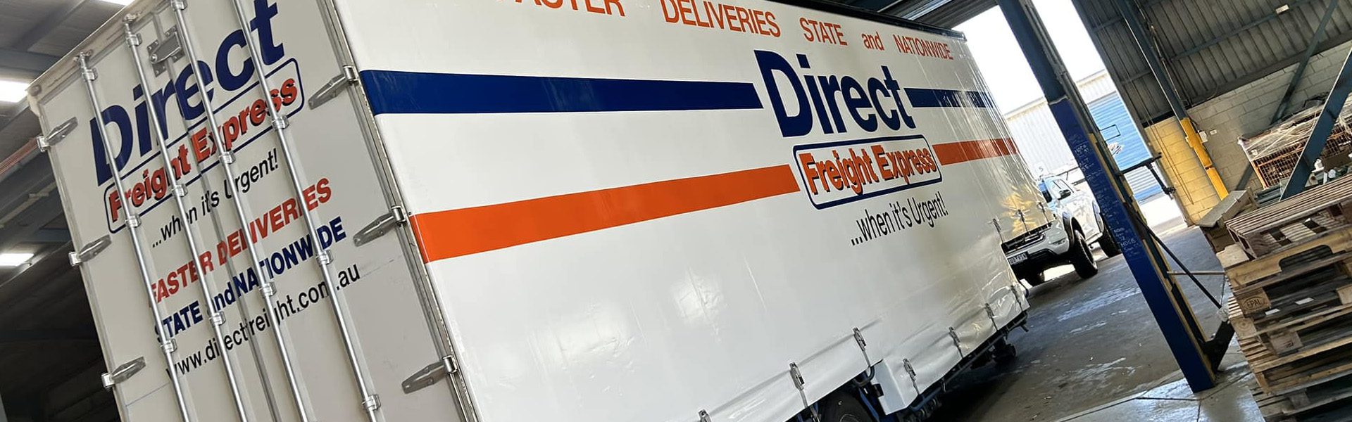 Tautliner trailer with Direct Freight Express curtains