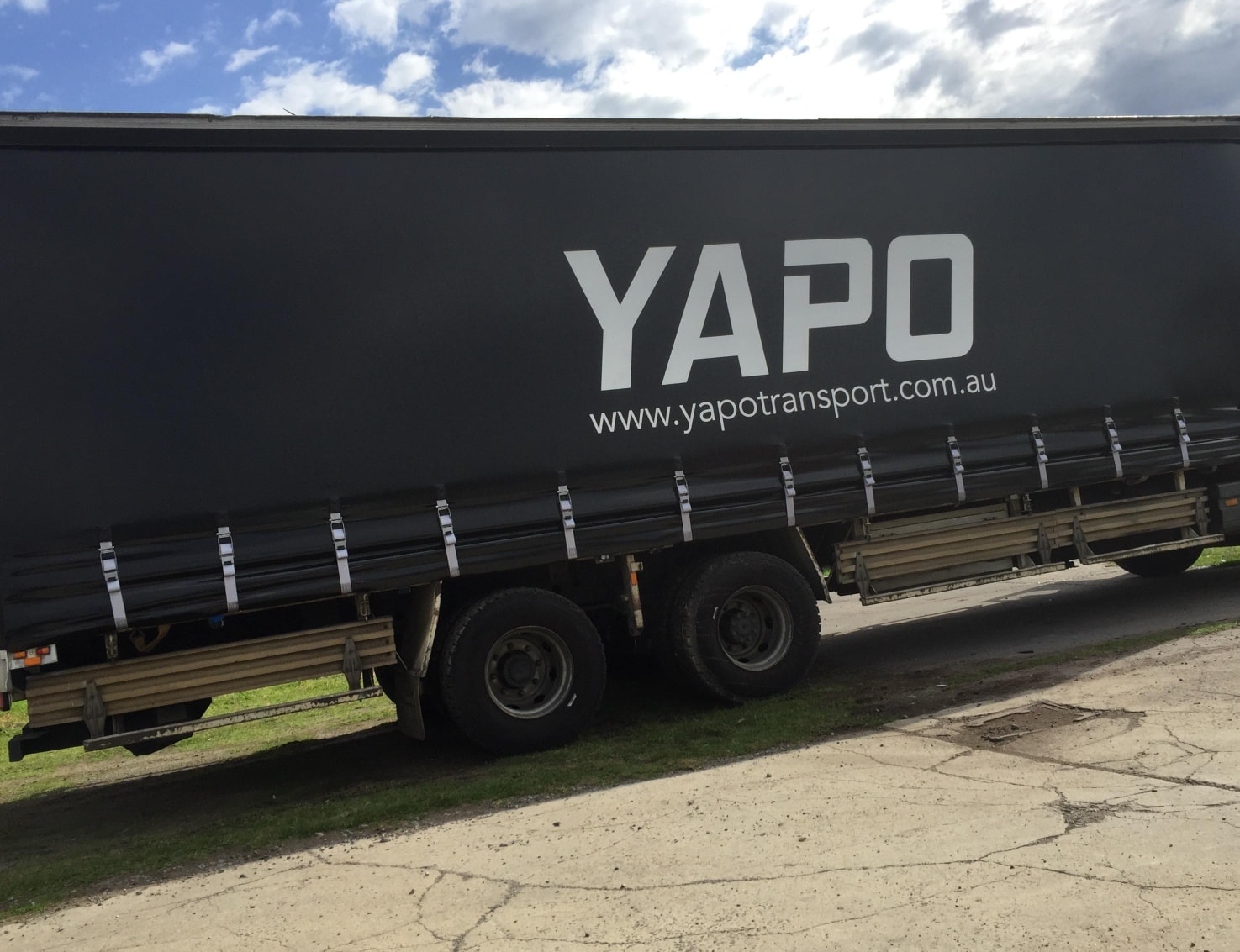 YAPO Transport trailer with printed curtains